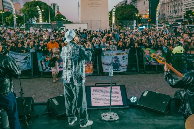 Ulises Bueno cantó en el Obelisco tras su show en el Festival Nacional del Cuarteto en La Plata