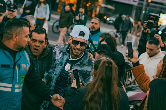 Ulises Bueno tocó gratis en el Obelisco y mostró un adelanto de la canción que le escribió a la Selección Argentina