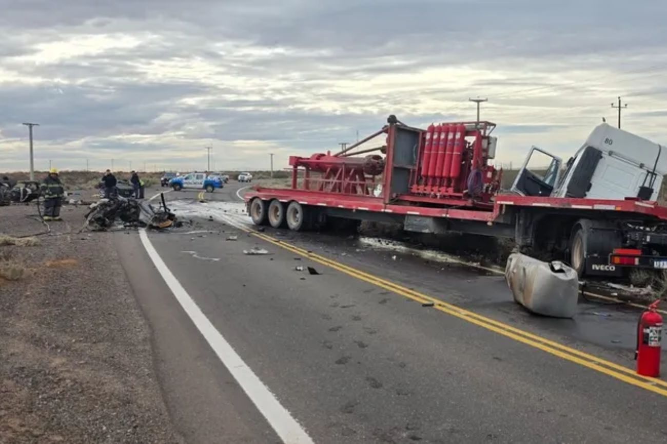 Tragedia en la ruta 51: un joven murió tras chocar de frente contra un camión petrolero