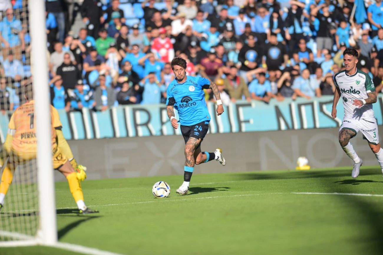 Los festejos de Belgrano en los goles ante Sarmiento de Junín en el Gigante de Alberdi. 