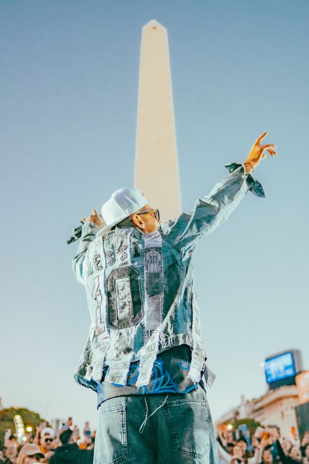 Ulises Bueno tocó gratis en el Obelisco y mostró un adelanto de la canción que le escribió a la Selección Argentina