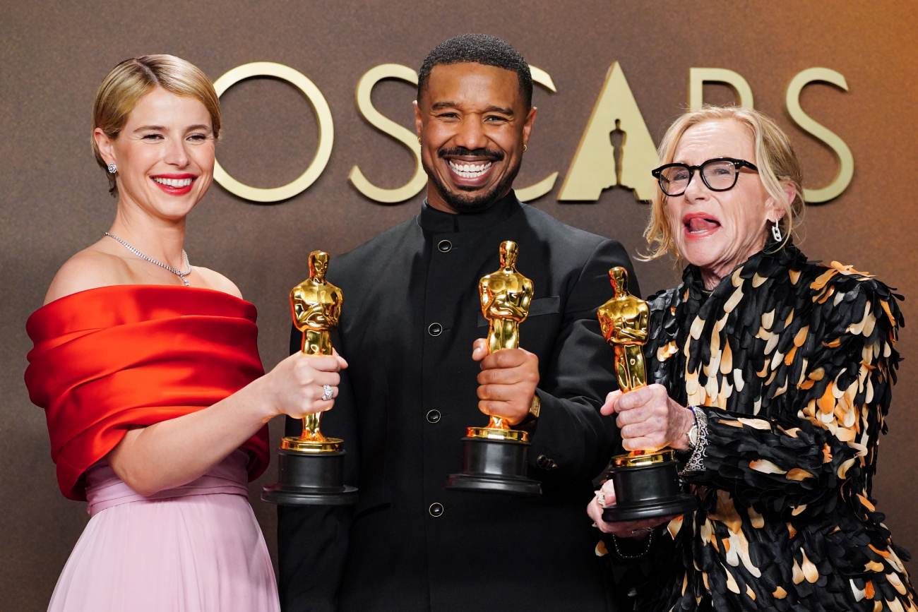 Postal del reciente Oscar 2026: Jessie Buckley (mejor actriz por "Hamnet"), Michael B. Jordan (mejor actor por "Pecadores") y Amy Madigan (mejor actriz de reparto por "Weapons"). La foto se tomó en la sala de prensa del el Dolby Theatre de Los Ángeles. (Jordan Strauss/ Invision/ AP)

