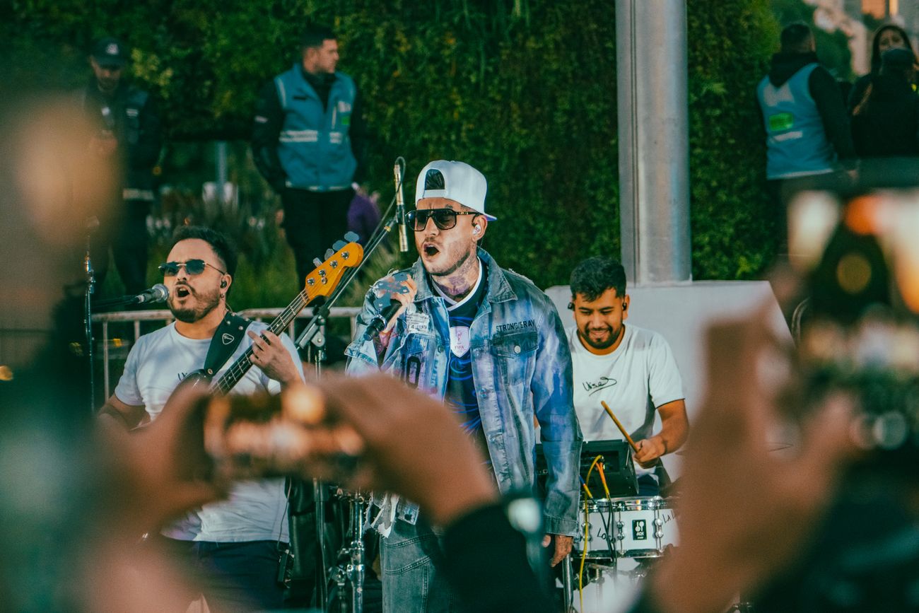 Ulises Bueno tocó gratis en el Obelisco y mostró un adelanto de la canción que le escribió a la Selección Argentina