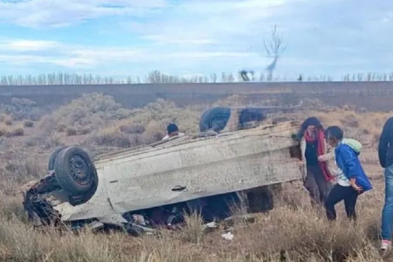Vuelco en la ruta 237: un grupo de personas quedaron atrapadas tras un siniestro