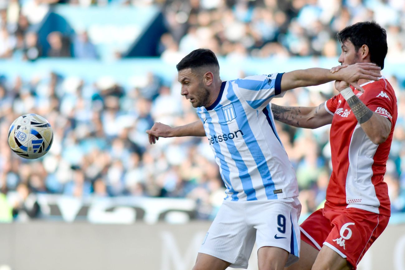 Racing y Huracán empataron sin goles en Avellaneda y ambos se clasificaron a los octavos de final del Torneo Apertura. (Fotobaires)