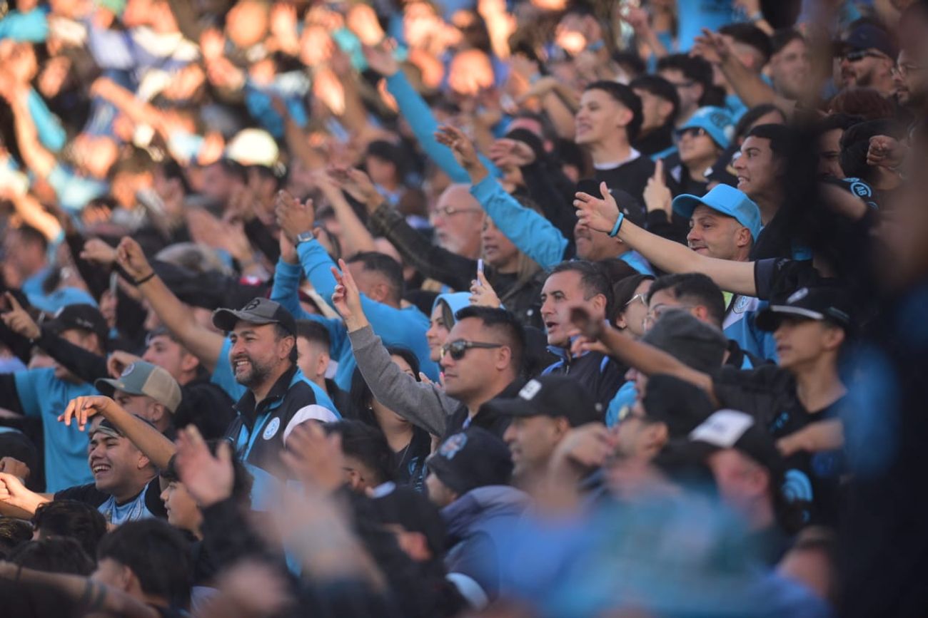 Hinchada de Belgrano en el Gigante de Alberdi luego de ganarle 4-0 a Sarmiento. 