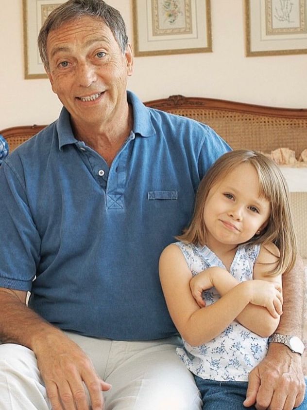 Una pequeña Macarena junto a Luis Brandoni.