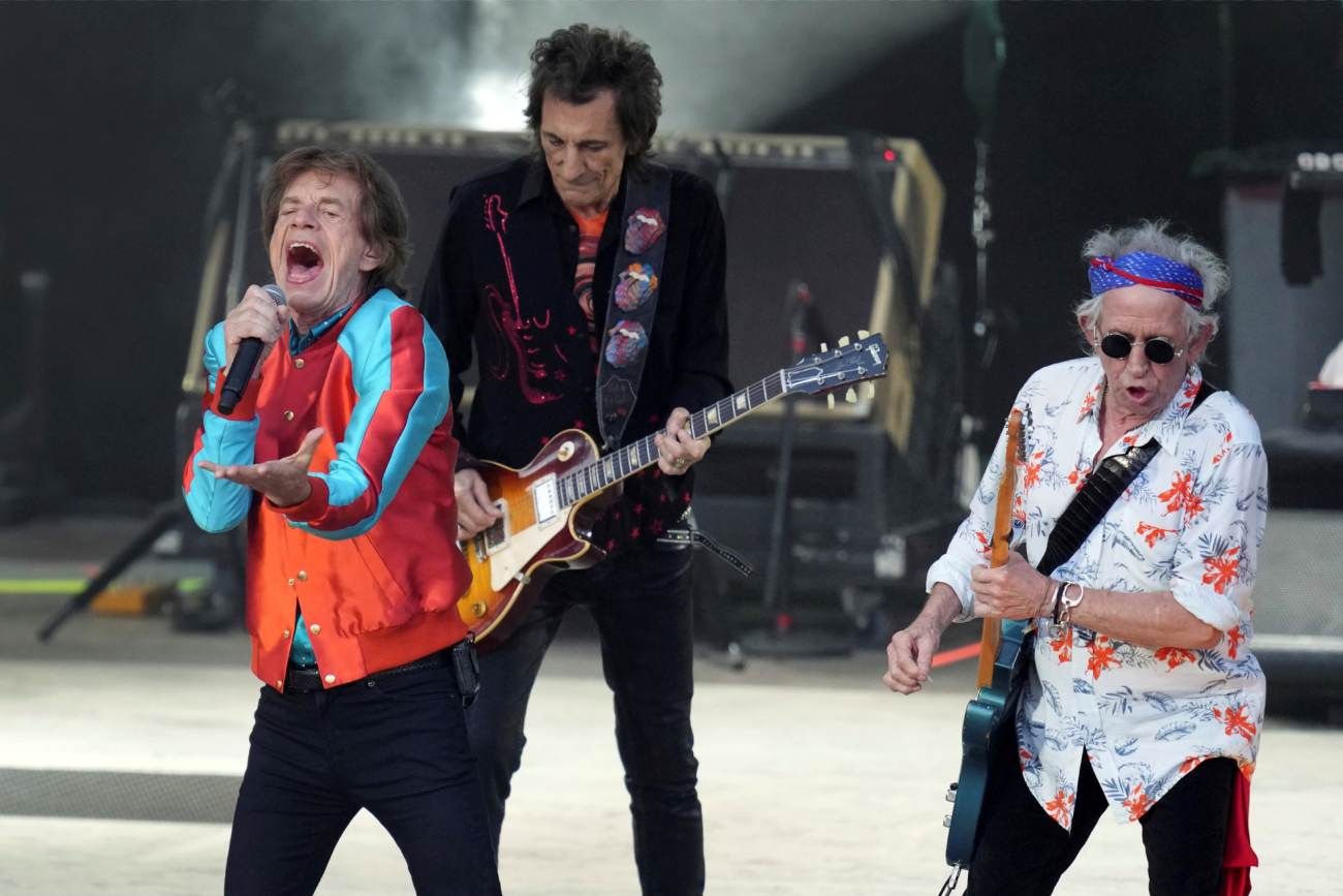 Mick Jagger, Ronnie Wood y Keith Richards, integrantes de The Rolling Stones, durante el show berlinés de la gira "Sixty", el 3 de agosto de 2022. (AP)