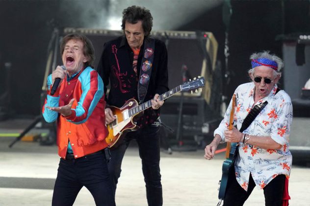 Mick Jagger, Ronnie Wood y Keith Richards, integrantes de The Rolling Stones, durante el show berlinés de la gira "Sixty", el 3 de agosto de 2022. (AP)