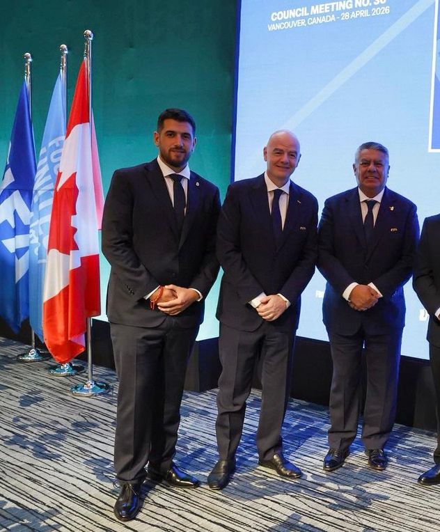 Juan Manuel Cavagliatto junto a Gianni Infantino y a Claudio "Chiqui" Tapia en Vancouver, Canadá, en la 76º edición del Congreso de la Fifa.