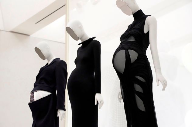 La sección "Pregnant Body" de la muestra "Costume Art".