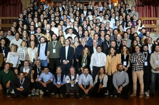 La tradicional “foto familiar” de los asistentes al Foro Llao Llao 2026. (Redes sociales del Foro)