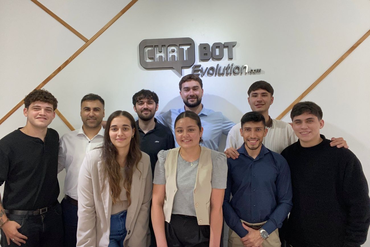 Javier Brizuela (arriba, al centro) junto al equipo de la startup villamariense. (Gentileza Chatbot Evolution)