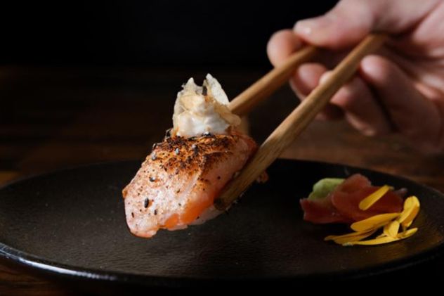 El formato omakase propone una cena exclusiva para pocos comensales, donde el chef selecciona y prepara los platos en el momento.