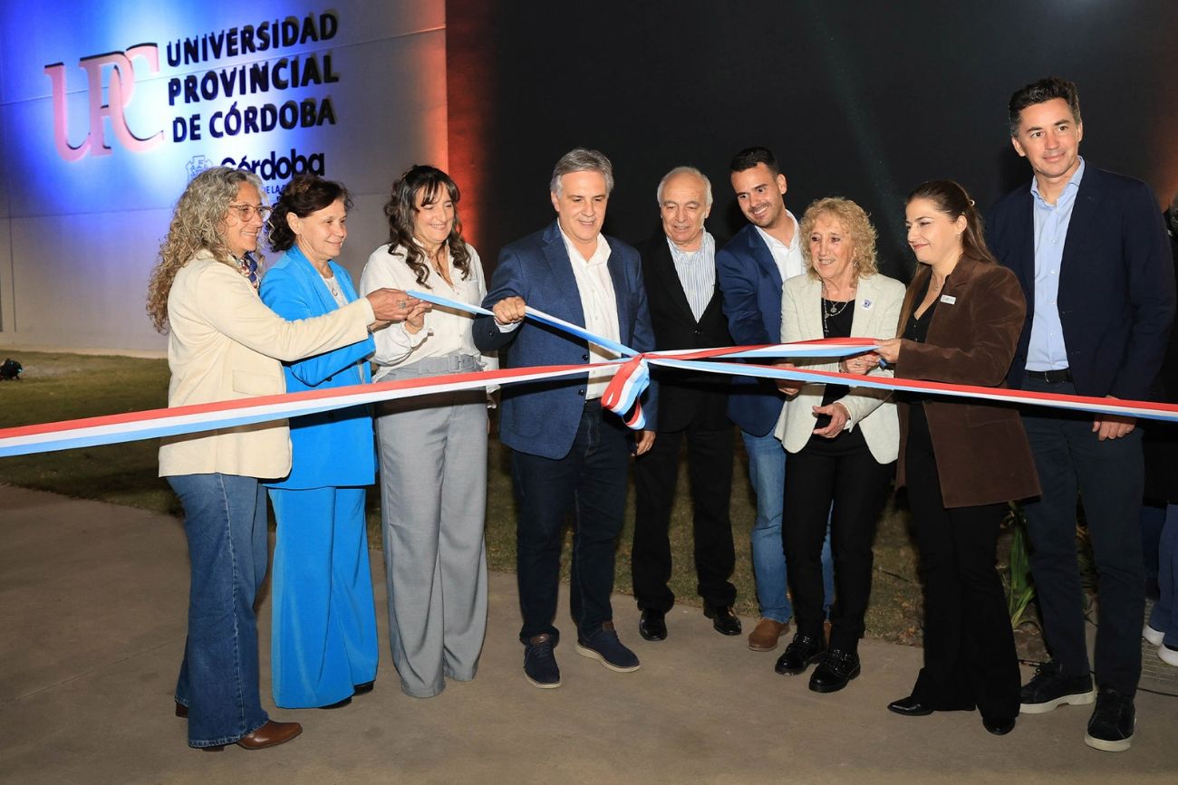 El gobernador estuvo acompañado por la rectora de la institución, Julia Oliva Cúneo, y por la intendenta Sara Majorel, entre otras autoridades.