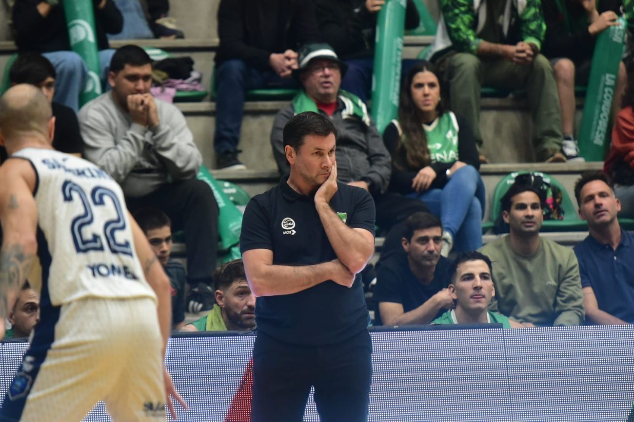 "Estamos estresados, cansados, pero el equipo tuvo muchísimo carácter, muchísimo carácter", describió José Luis Pisani, entrenador de Atenas. (Javier Ferreyra / LaVoz)