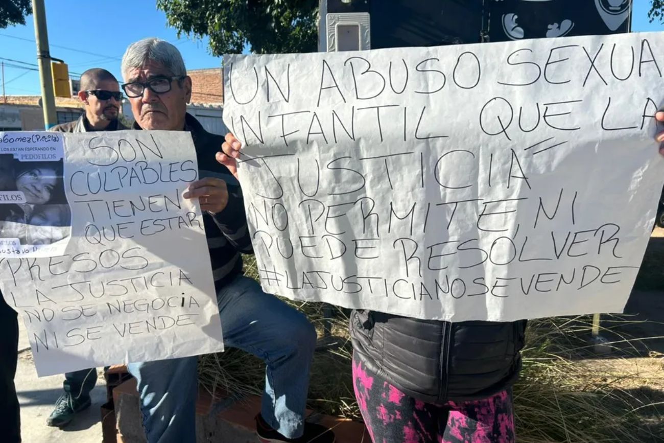 "Justicia por mi hija": familiares protestan tras la liberación de los padrinos acusados de abuso
