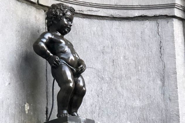  Aunque la expectativa sea monumental, el Manneken Pisse trata en realidad de una estatua muy pequeña.