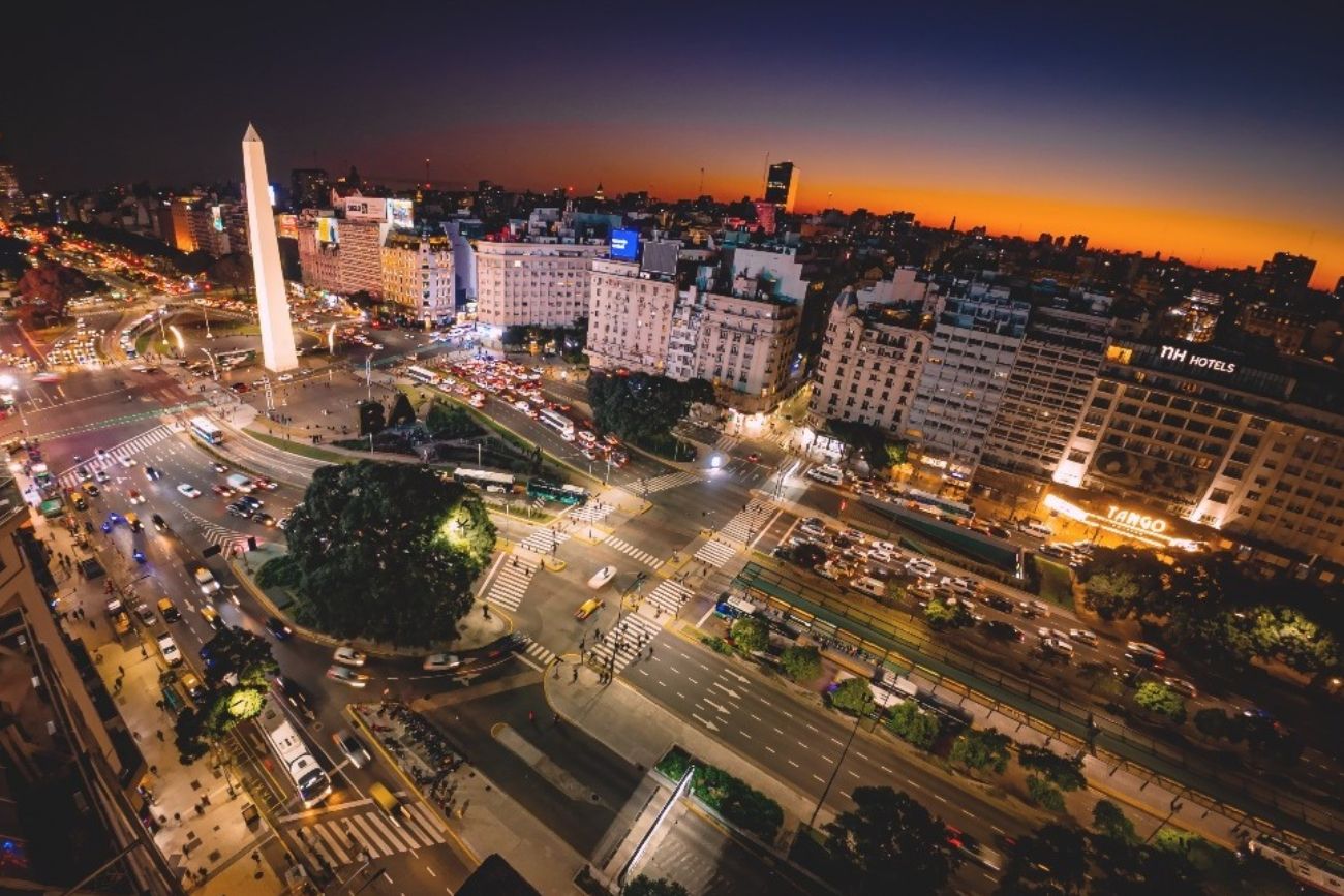 La velada comienza con un cocktail y una charla histórica sobre la arquitectura porteña, con una vista privilegiada del centro de la ciudad.