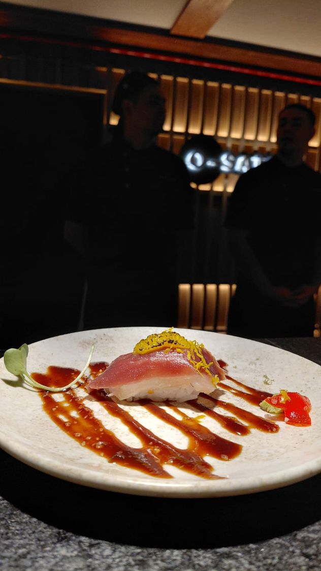 El formato omakase propone una cena exclusiva para pocos comensales, donde el chef selecciona y prepara los platos en el momento.