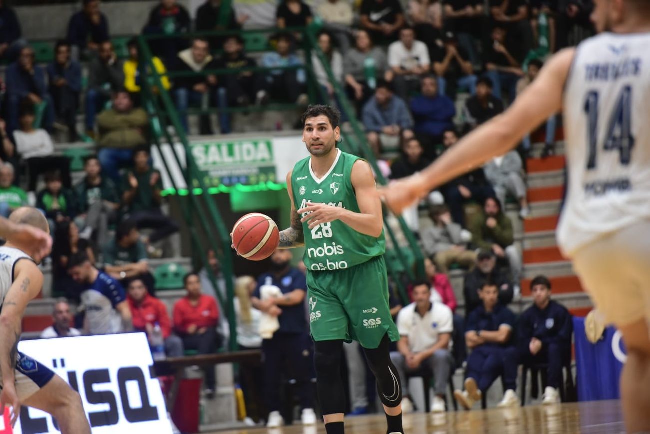 Atenas se enfrenta a Argentino de Junín en el primer partido de la permanencia de la Liga Nacional. (Javier Ferreyra / La Voz)