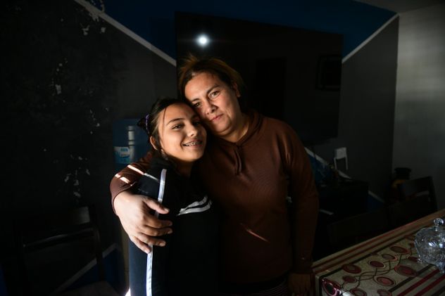 Luz junto a su madre Miriam en su casa de barrio Los Álamos.