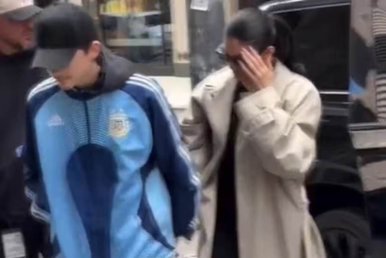 Timothée Chalamet con look argento y Kylie Jenner con otro más acorde a la situación en la que estaban. ¿Cuál era? Una salida al teatro. (Captura)