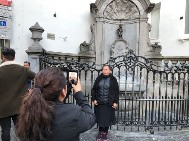 Este "hombrecito que orina" (su nombre en holandés) ha trascendido su función original para convertirse en el símbolo máximo de la ciudad y gran atractivo turístico.