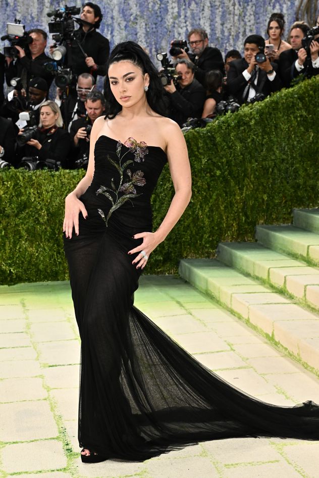 Charli XCX en la MET Gala 2026.