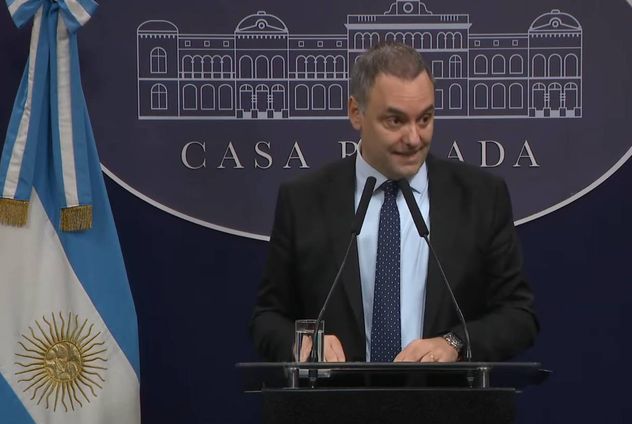 Manuel Adorni en la conferencia de prensa en Casa Rosada.