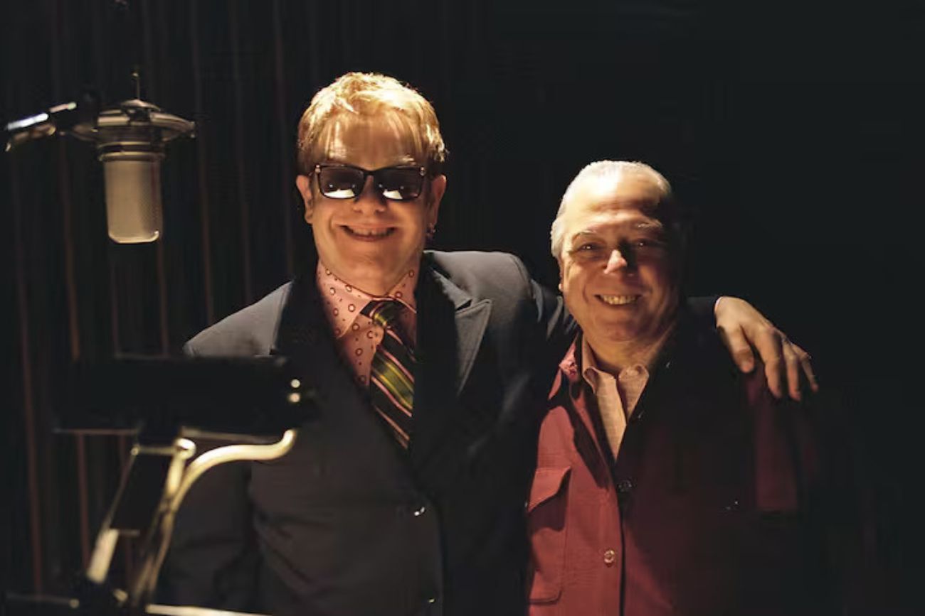 Jorge Calandrelli junto a Elton John.