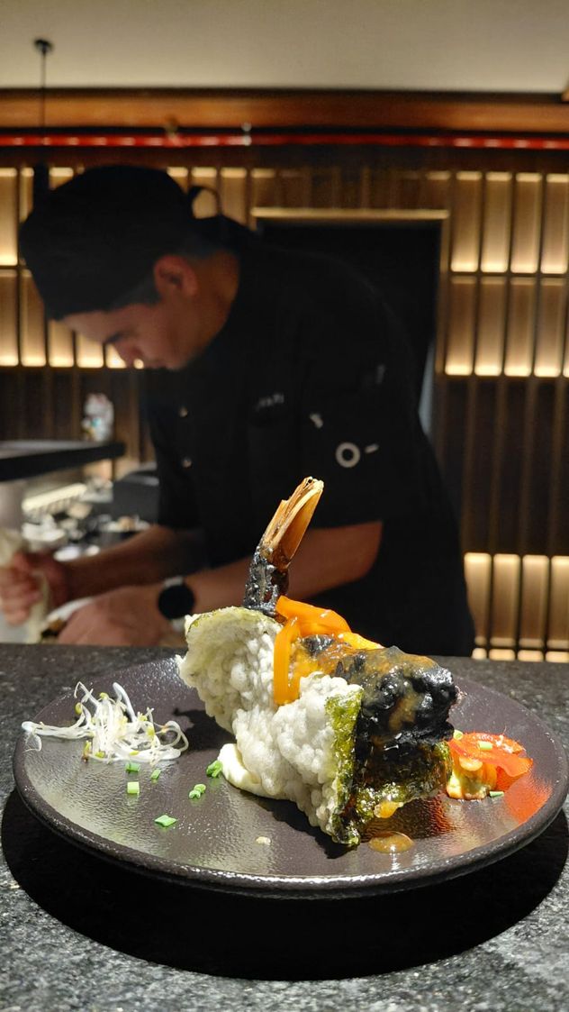 El formato omakase propone una cena exclusiva para pocos comensales, donde el chef selecciona y prepara los platos en el momento.