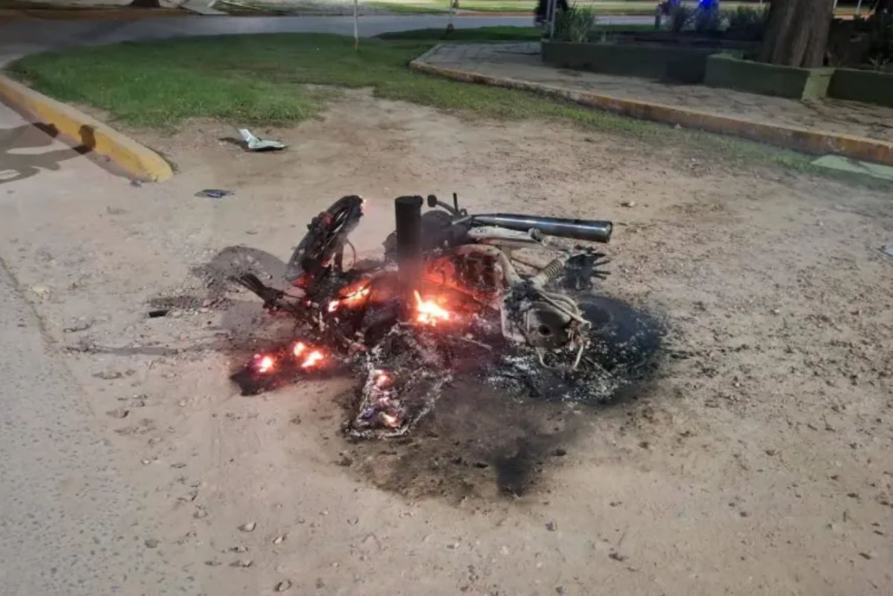 Violento ataque: apuñalaron a un joven de 17 años y quemaron su motocicleta