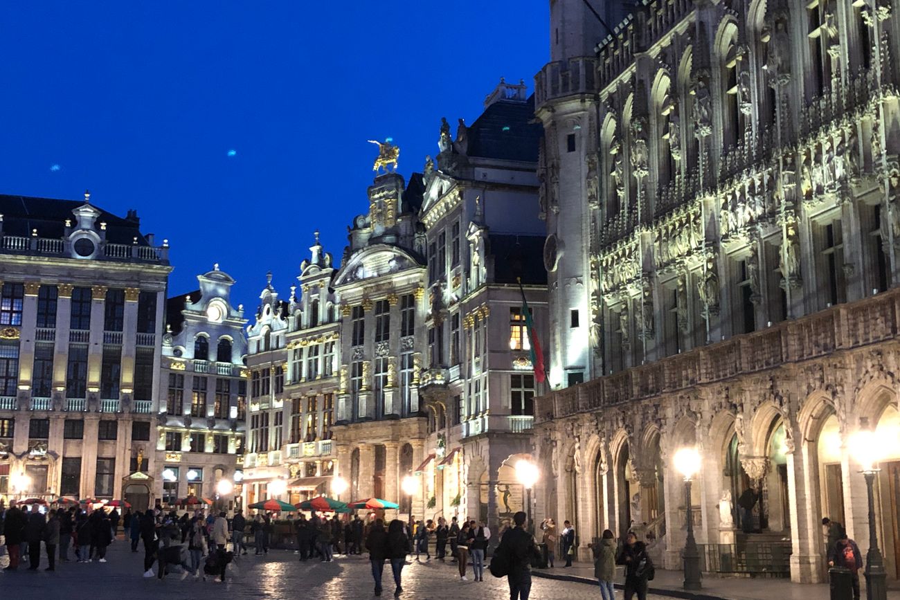 Este increíble  "teatro de piedra" sobrevivió a incendios y bombardeos para erigirse como una de las plazas más bellas del planeta, según sentenció alguna vez el exiliado Victor Hugo. Ante los ojos de los viajeros, la Grand Place es un espectáculo que nunca se termina de descubrir. 
