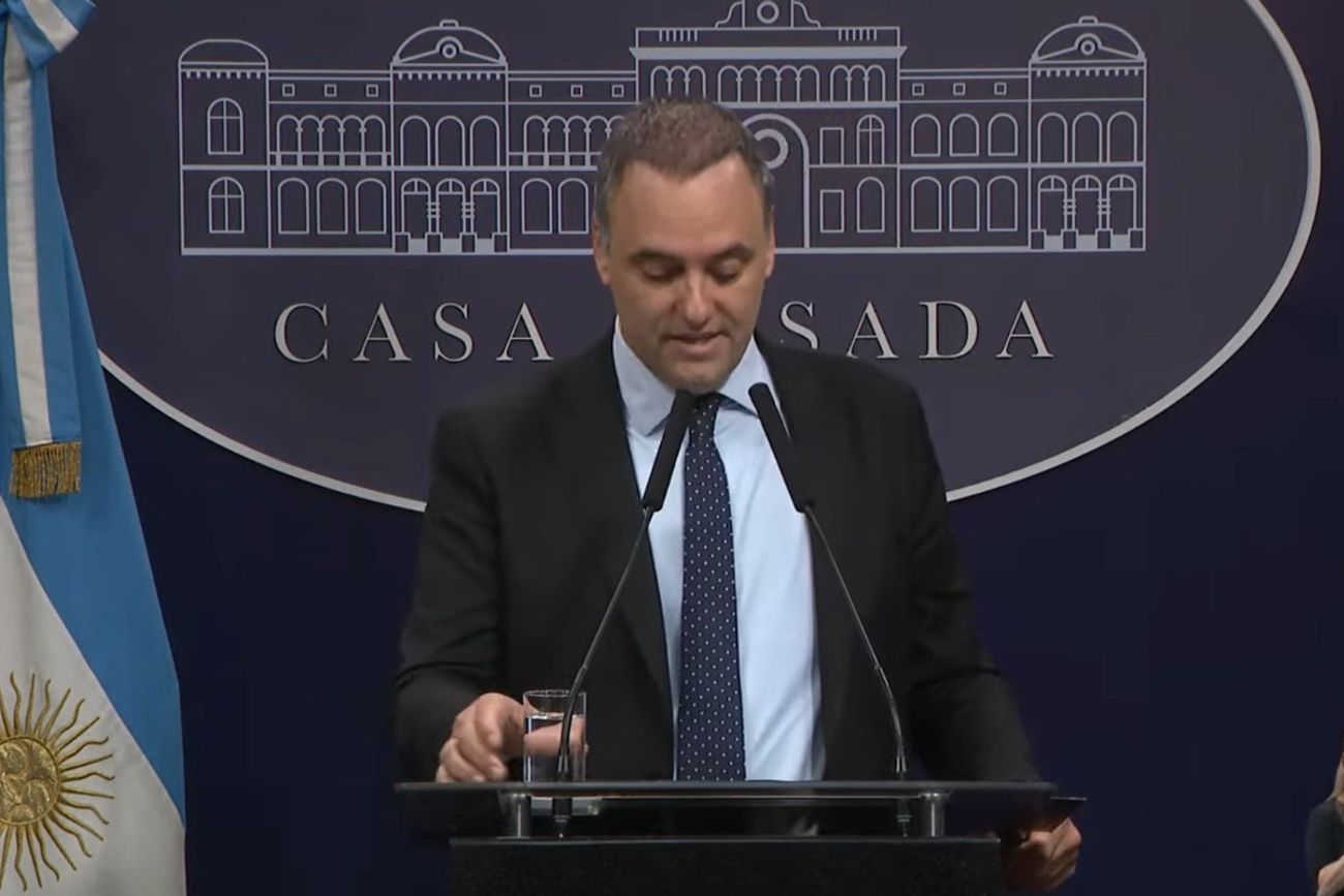 Manuel Adorni en conferencia de prensa tras la reapertura de la sala de prensa en Casa Rosada.