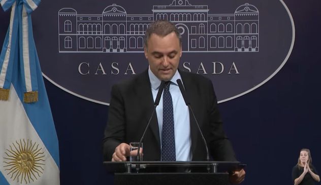Manuel Adorni en conferencia de prensa tras la reapertura de la sala de prensa en Casa Rosada.