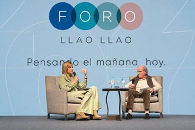 La Reina Maxima de los Países Bajos, en su calidad de asesora especial del Secretario General de las Naciones Unidas para la Salud Financiera (UNSGSA), conversando en el Foro Llao Llao 2026 con Federico Braun, presidente de La Anónima.