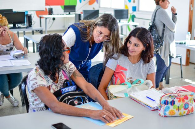 En el proceso de estudio, los estudiantes son acompañados por voluntarios del nivel superior y universitario, quienes ya recibieron una instancia de capacitación. 