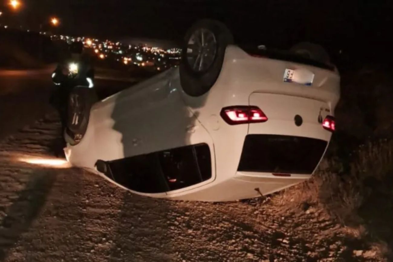 Comodoro Rivadavia: una conductora perdió el control y su vehículo terminó invertido
