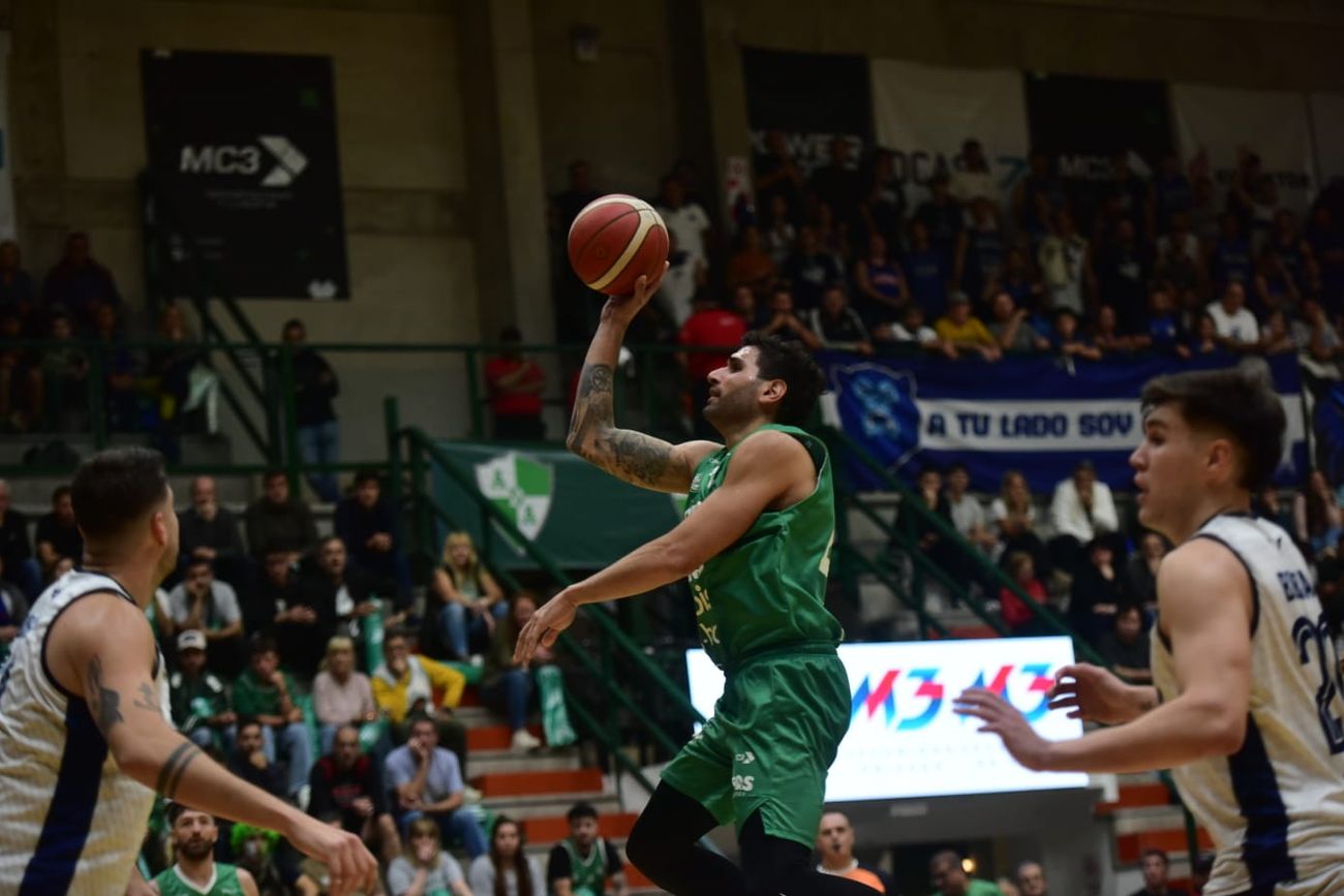 La serie por la permanencia en la Liga Nacional de Básquetbol, entre Atenas y Argentino, se traslada a Junín. (Javier Ferreyra / La Voz)