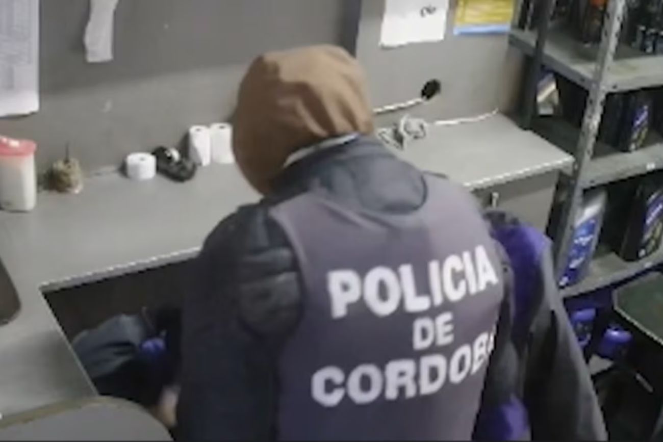 Córdoba: vestido de policía, asaltó a un playero en una estación de servicio y huyó