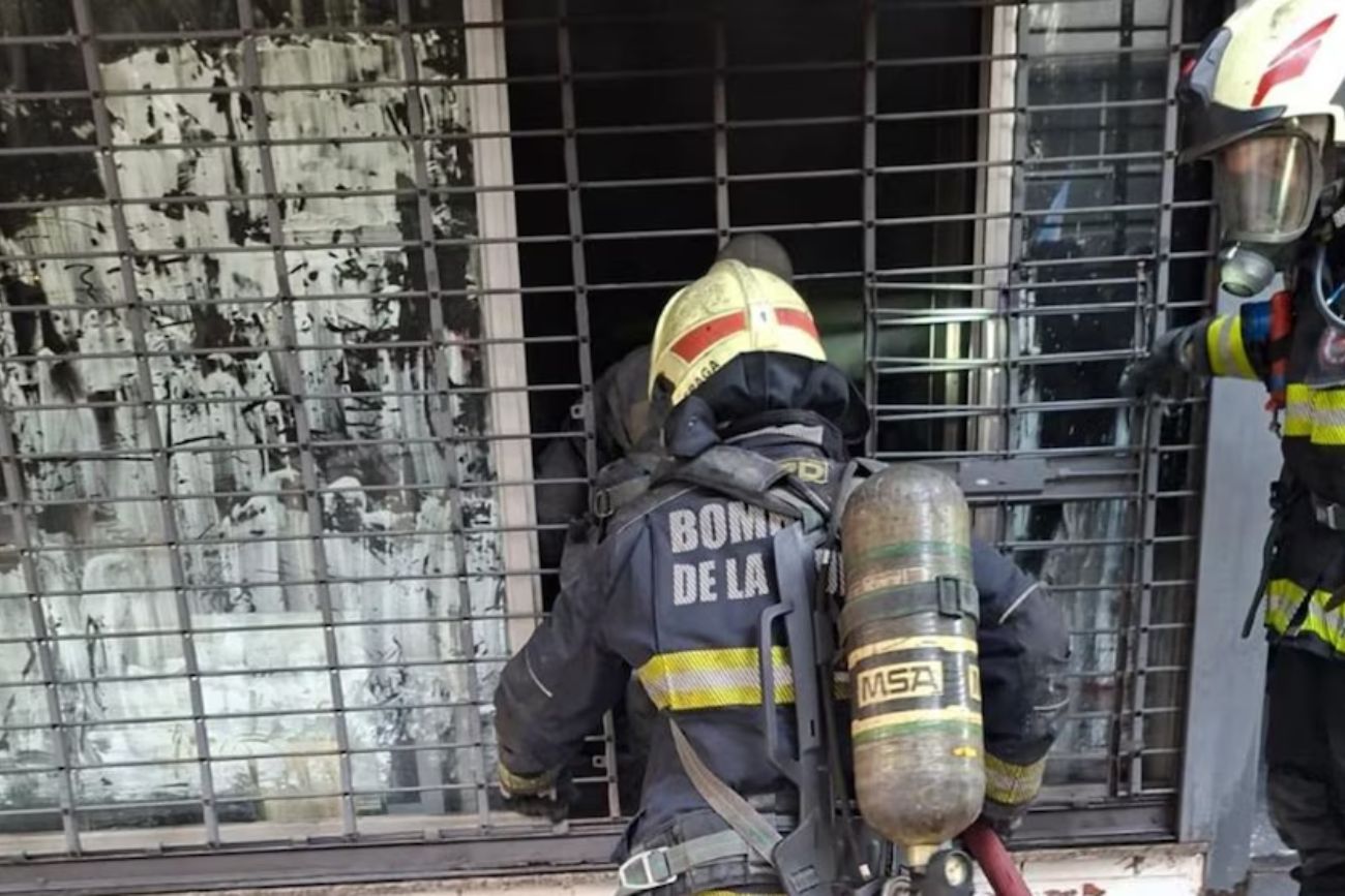 Palermo: dos personas fueron rescatadas tras un incendio en un comercio
