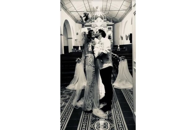 Benjamín Vicuña junto a la China Suárez en lo que parecía ser una especie de celebración de unión.