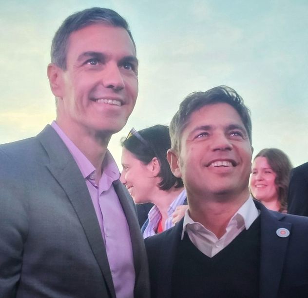 Kicillof, en la Cumbre de España, junto a Pedro Sánchez.