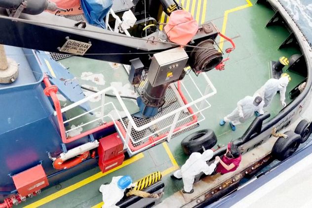 Personal sanitario desembarca del MV Hondius, un crucero con bandera holandesa que transporta a casi 150 personas.