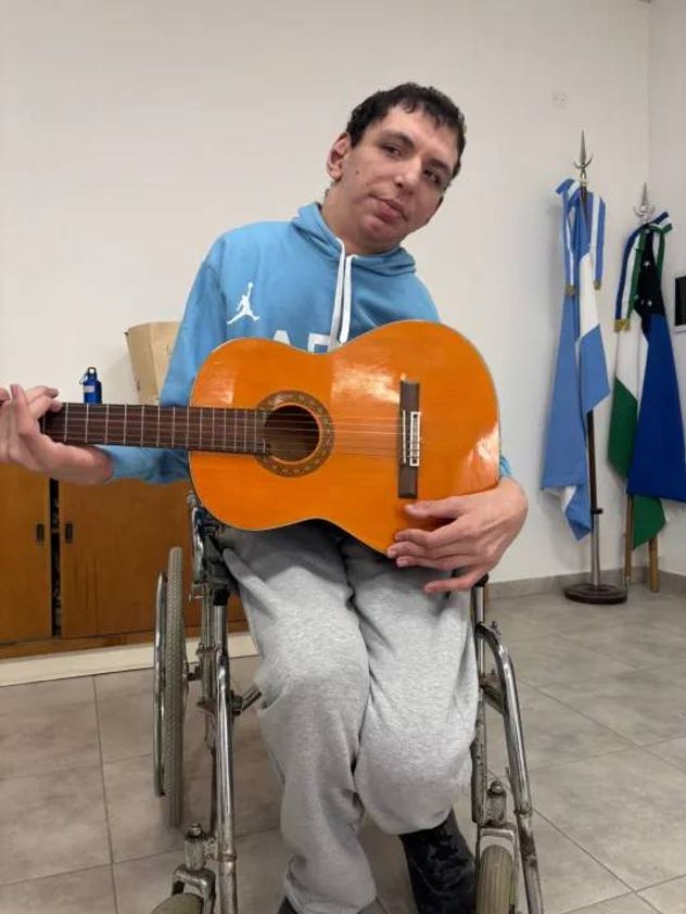 Síndrome de Weaver: la historia del joven de 2,30 metros que padece una enfermedad única en el país