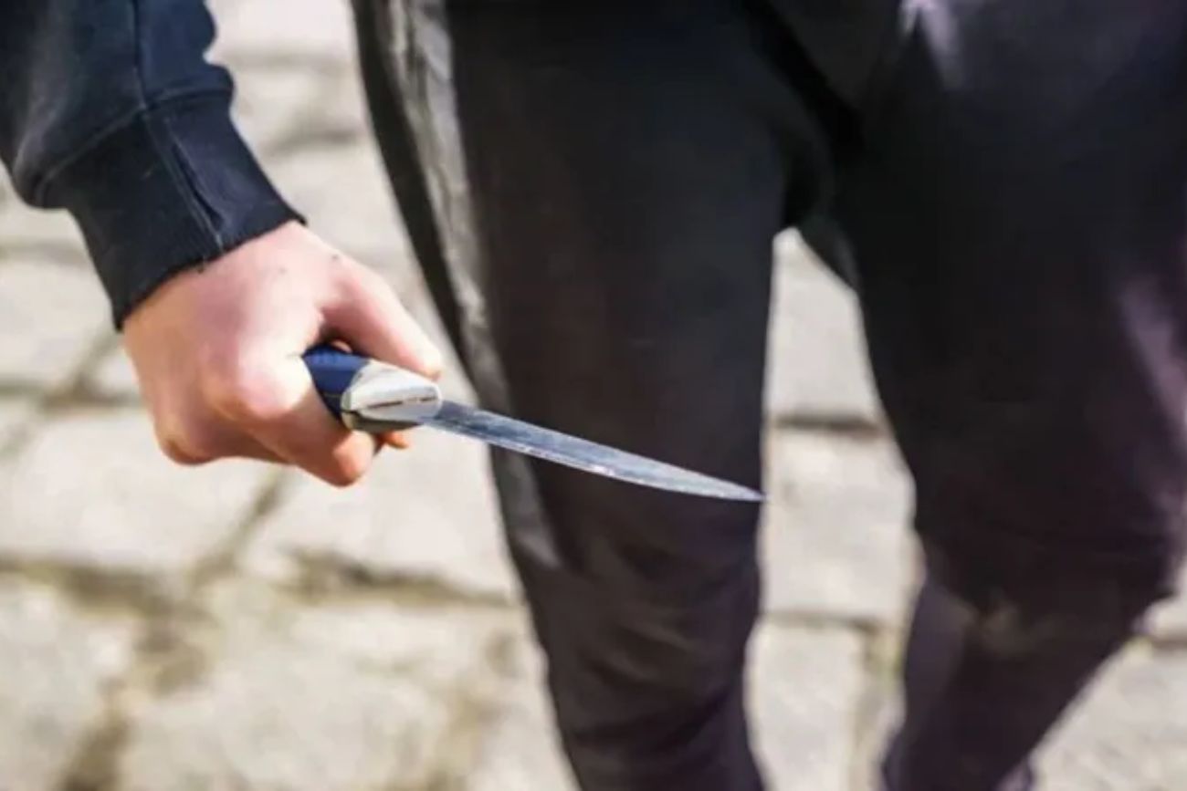 Violento ataque con arma blanca: un hombre hirió a dos personas y fue detenido tras intentar agredir a la policía