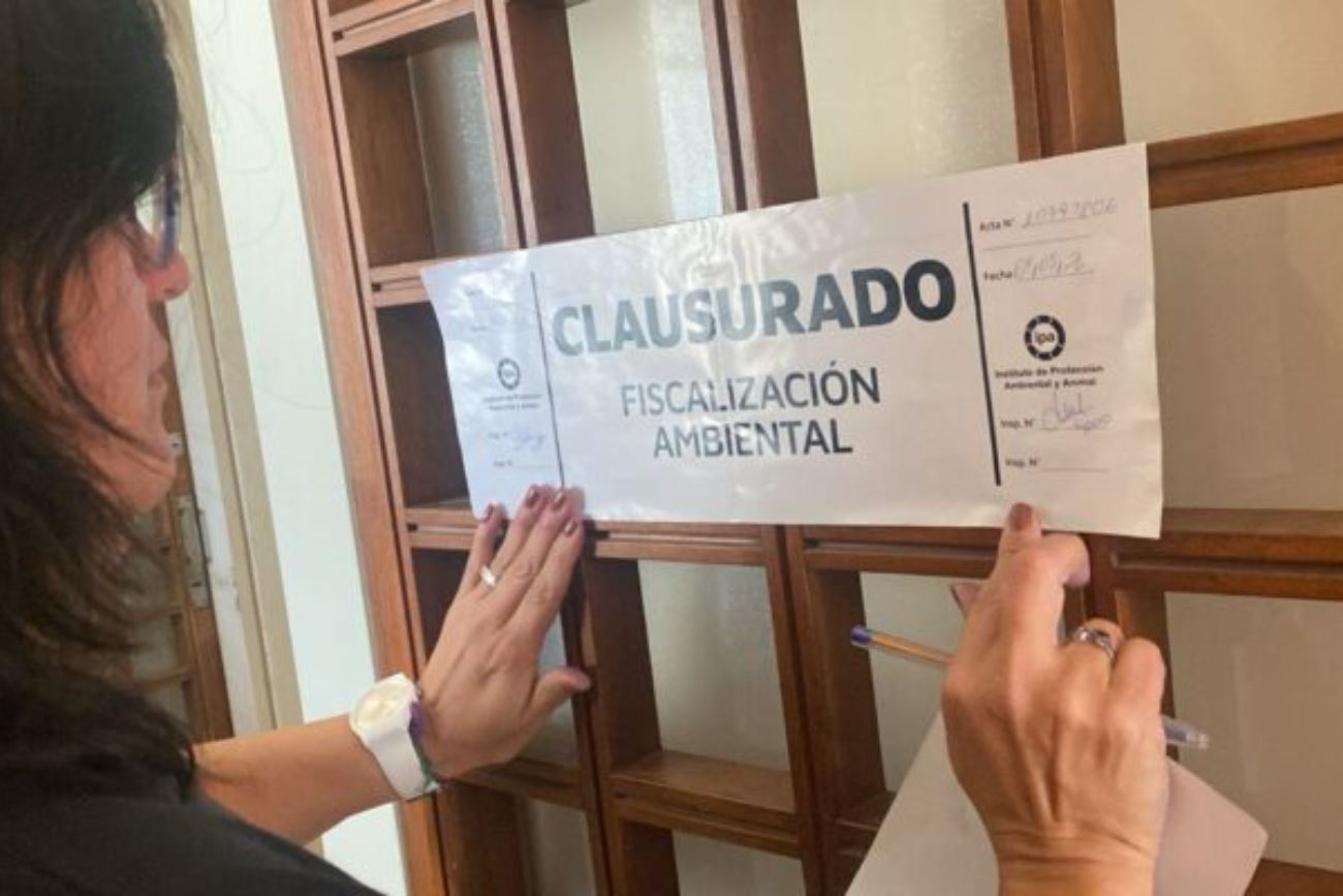 Córdoba: clausuraron un consultorio dermatológico por arrojar residuos patógenos a la vereda
