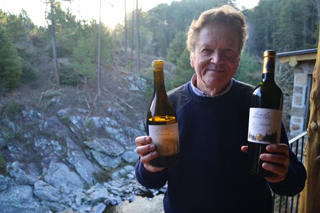Bodega Las Cañitas, en el Valle de Calamuchita, elabora un sauvignon blanc premiado por diferentes críticos del mundo. Gabriel Campana, enólogo, y Juan Navarro, propietario, en la bodega. 