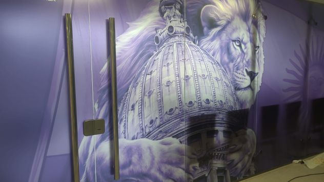 Las oficinas del bloque libertario en Diputados aparecieron ploteadas con la imagen de un león